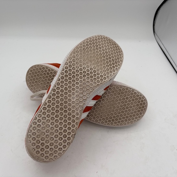Adidas Gazelle Lifestyle Shoes (Preloved Red/Cloud White/Cloud White) size 5.5 Y - Picture 5 of 7